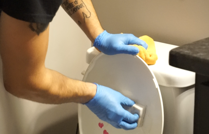 Cleaner Cleaning the Commode